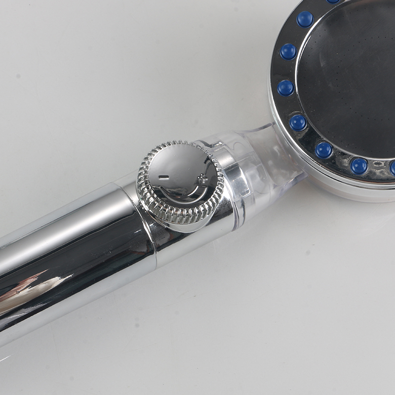 Jaké jsou klíčové rozdíly mezi sprchovou flexibilní hadicí z nerezové oceli a hadicí z PVC?